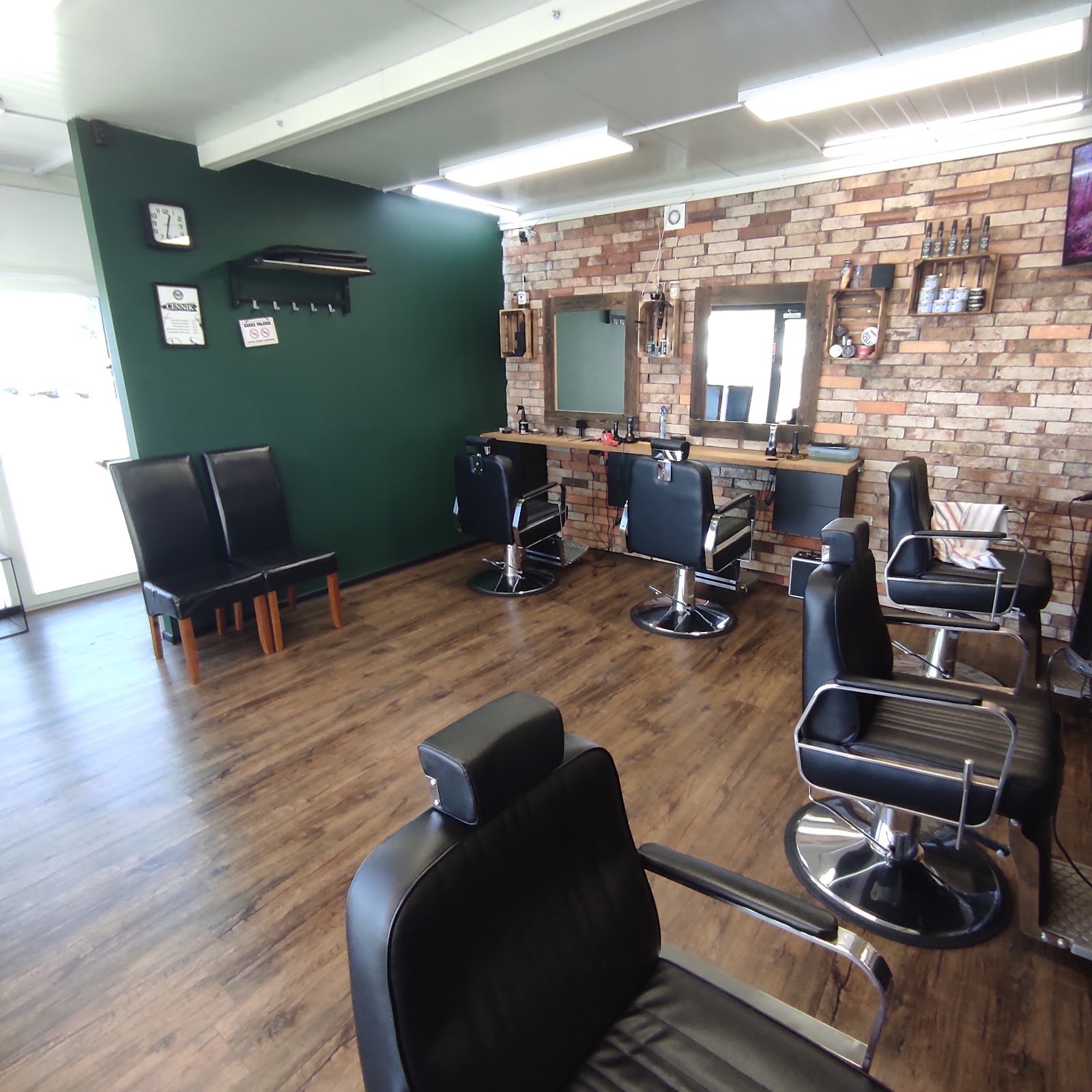 Wnętrze barbershopu FRYZMEN w Bolesławcu